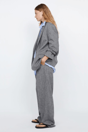 Brinley Blazer Salt & Pepper Weave by Bec + Bridge – Tailored single-breasted blazer in heavy wool blend with self-covered buttons, shoulder pads, boxy fit, and back vent. Fully lined.