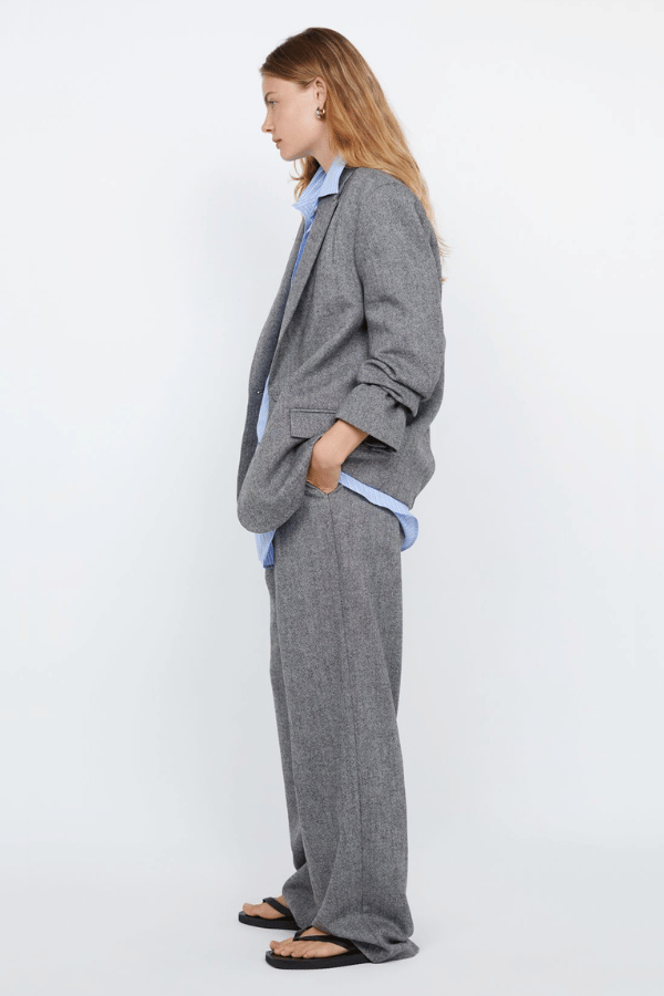 Brinley Blazer Salt & Pepper Weave by Bec + Bridge – Tailored single-breasted blazer in heavy wool blend with self-covered buttons, shoulder pads, boxy fit, and back vent. Fully lined.