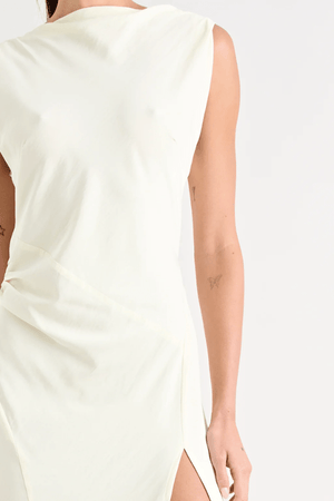 Matia Gown Butter by Pfeiffer – A timeless maxi with a boat neckline, low back, and adjustable strap. Perfect for elegant events and special occasions.