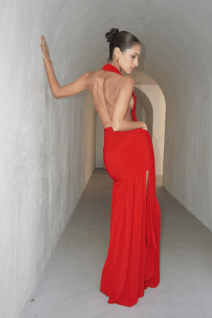 Dakota Pure Red by Deconduarte – Trendy fluid jersey dress with elastic neckline, fitted belt skirt, side slit, and lettuce-edge hem, perfect for confident, carefree occasions.
