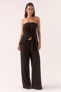 Aine Pants Black by Sovere – relaxed crinkle pants with a drawstring waist, straight leg, and pockets. Perfect for easy daily wear.