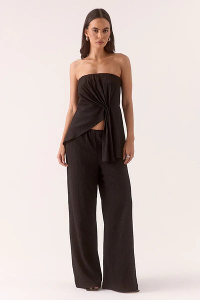 Aine Pants Black by Sovere – relaxed crinkle pants with a drawstring waist, straight leg, and pockets. Perfect for easy daily wear.