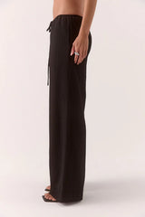 Aine Pants Black by Sovere – relaxed crinkle pants with a drawstring waist, straight leg, and pockets. Perfect for easy daily wear.
