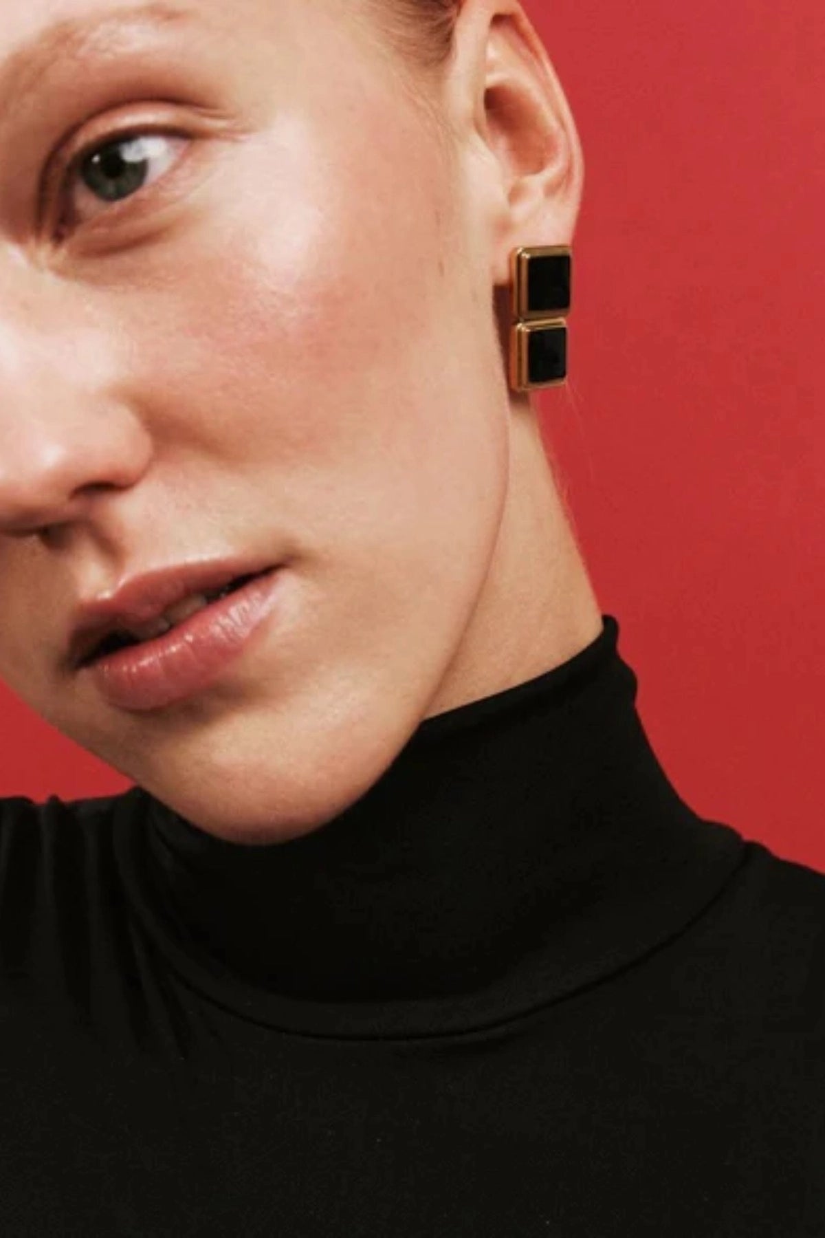 Archer Drop Earrings in Gold – mismatched gold PVD-plated earrings with black enamel drops, perfect for sleek day-to-night styling.