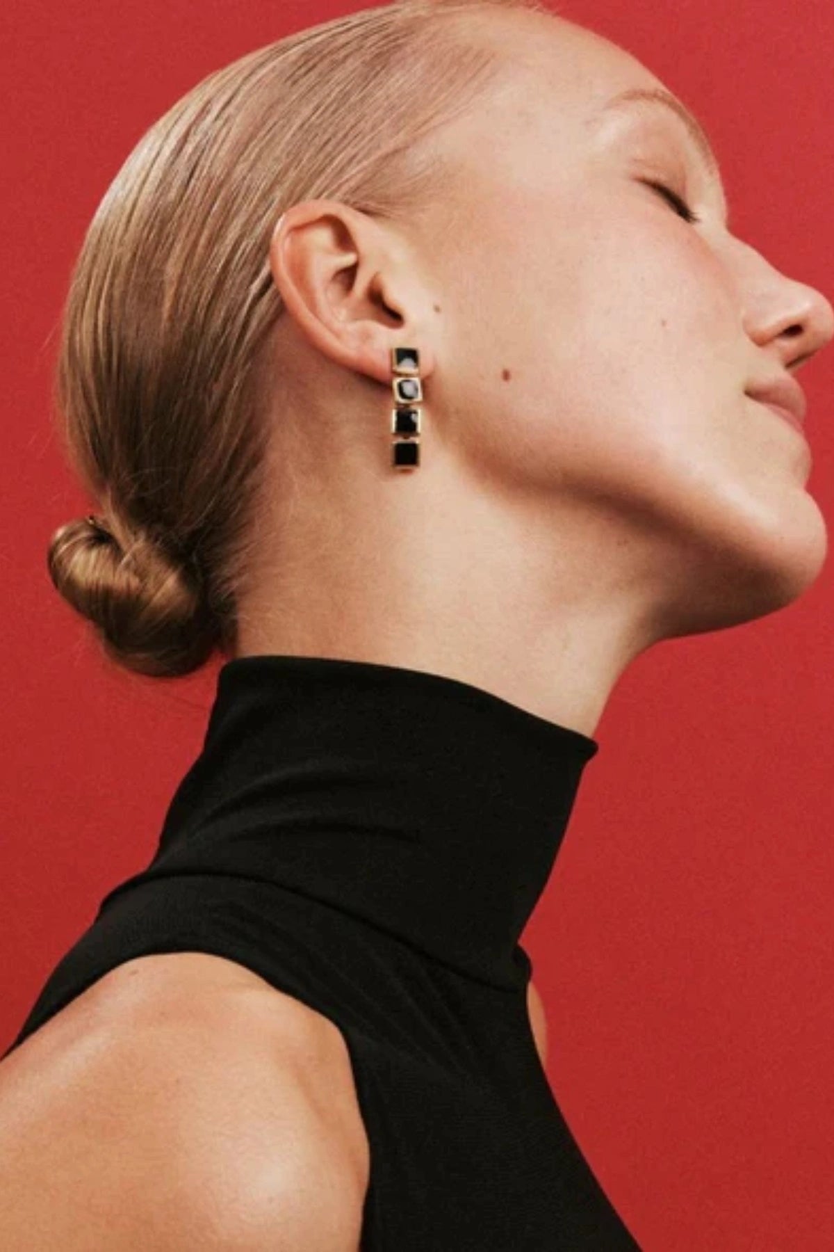 Archer Drop Earrings in Gold – mismatched gold PVD-plated earrings with black enamel drops, perfect for sleek day-to-night styling.