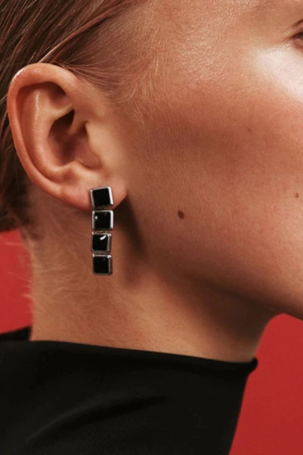 Archer Drop Earrings in Silver – mismatched silver PVD-plated earrings with black enamel drops, perfect for sleek day-to-night styling.