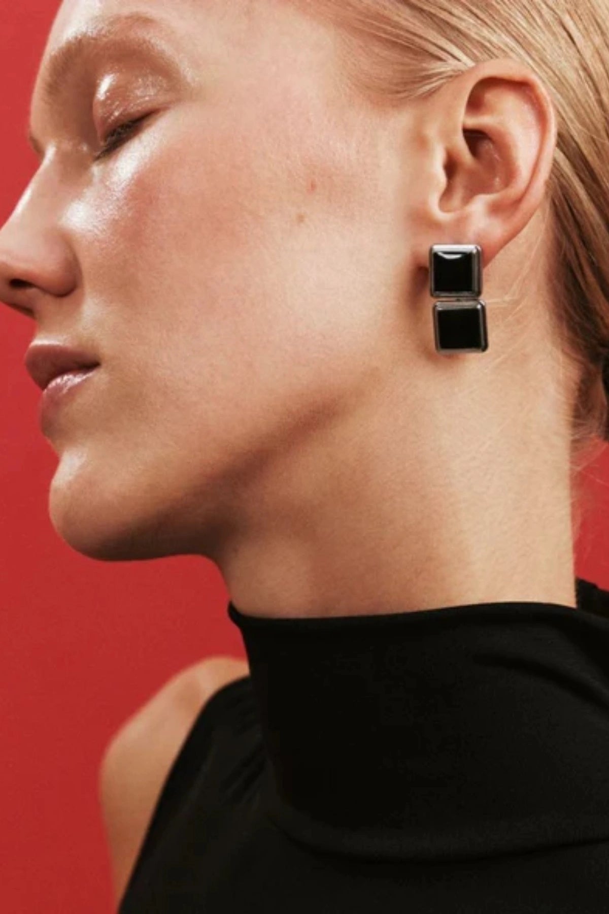 Archer Drop Earrings in Silver – mismatched silver PVD-plated earrings with black enamel drops, perfect for sleek day-to-night styling.