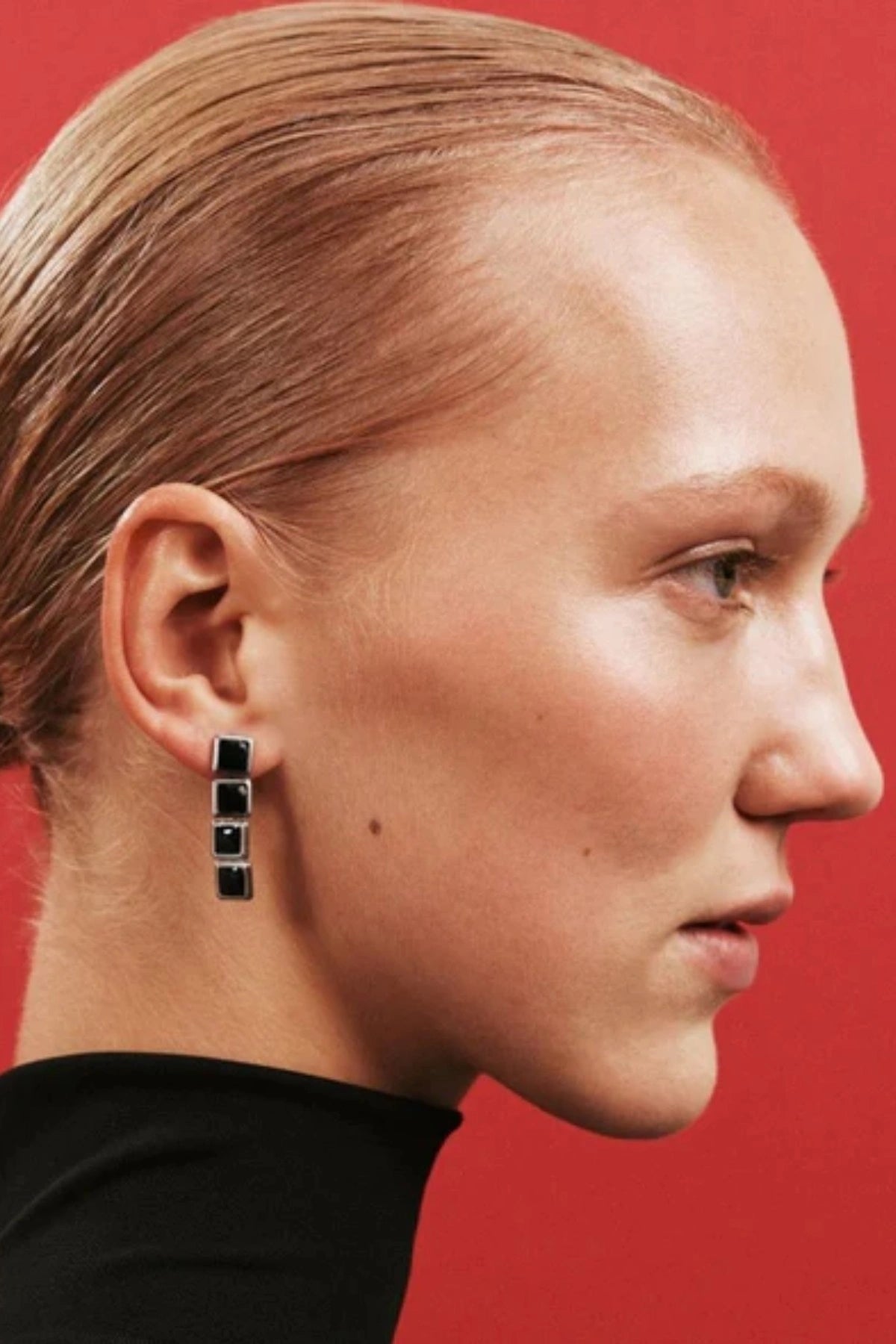Archer Drop Earrings in Silver – mismatched silver PVD-plated earrings with black enamel drops, perfect for sleek day-to-night styling.