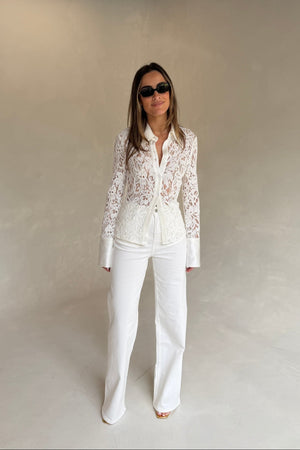 Celine Jeans White by Sneaky Link – a high-stretch denim with flattering fit and clean finish. Perfect for everyday styling.