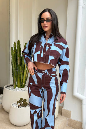 Cropped Shacket Mirage by Summi Summi – a cropped denim shacket with abstract print. Perfect for layered styling.