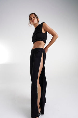 Zip Jeans Black Denim by Summi Summi, trendy mid-rise jeans with a slightly wide-leg design and full-length zippers for a modern edge. Perfect for a relaxed yet stylish look in 100% black cotton denim.