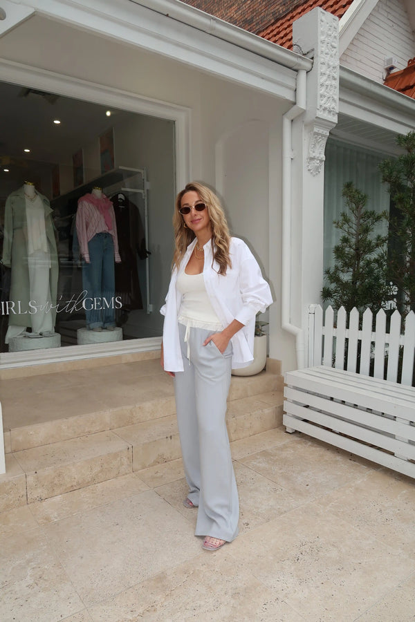 Boston Shirt White by Sneaky Link – an oversized cotton poplin shirt with button front. Perfect for effortless everyday styling.