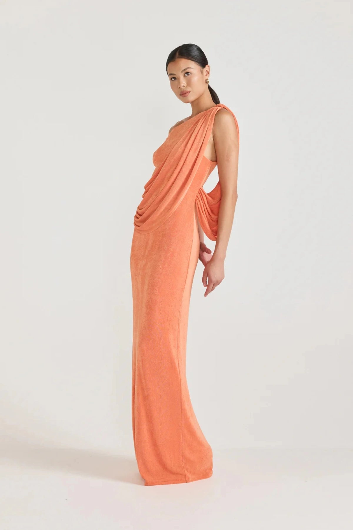 Caliste Dress Apricot by Tojhà, off-shoulder jersey maxi with draped detail and back split, a trendy piece perfect for weddings, events or chic evenings.