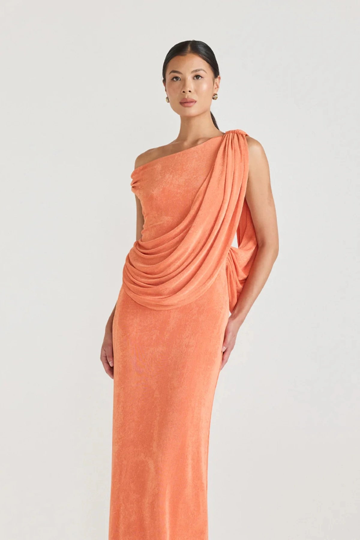 Caliste Dress Apricot by Tojhà, off-shoulder jersey maxi with draped detail and back split, a trendy piece perfect for weddings, events or chic evenings.
