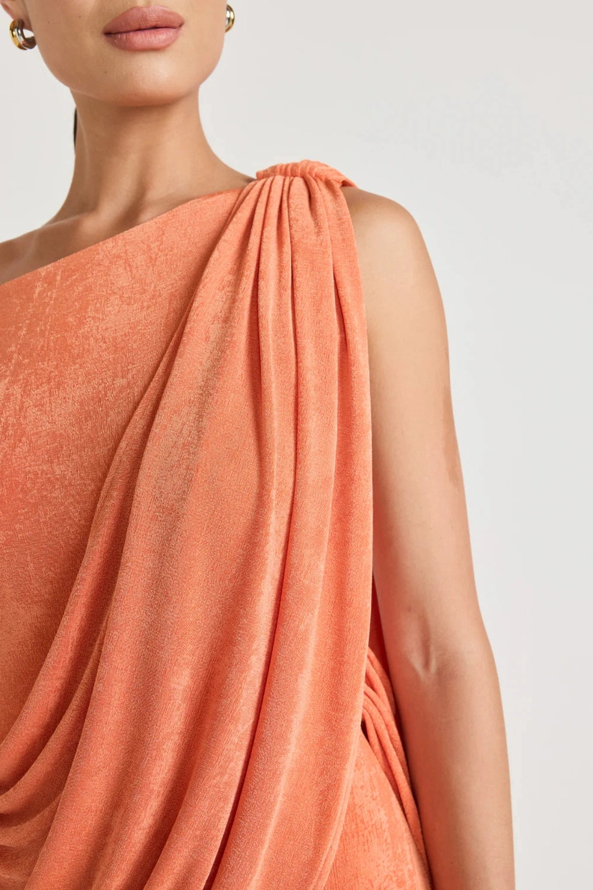 Caliste Dress Apricot by Tojhà, off-shoulder jersey maxi with draped detail and back split, a trendy piece perfect for weddings, events or chic evenings.
