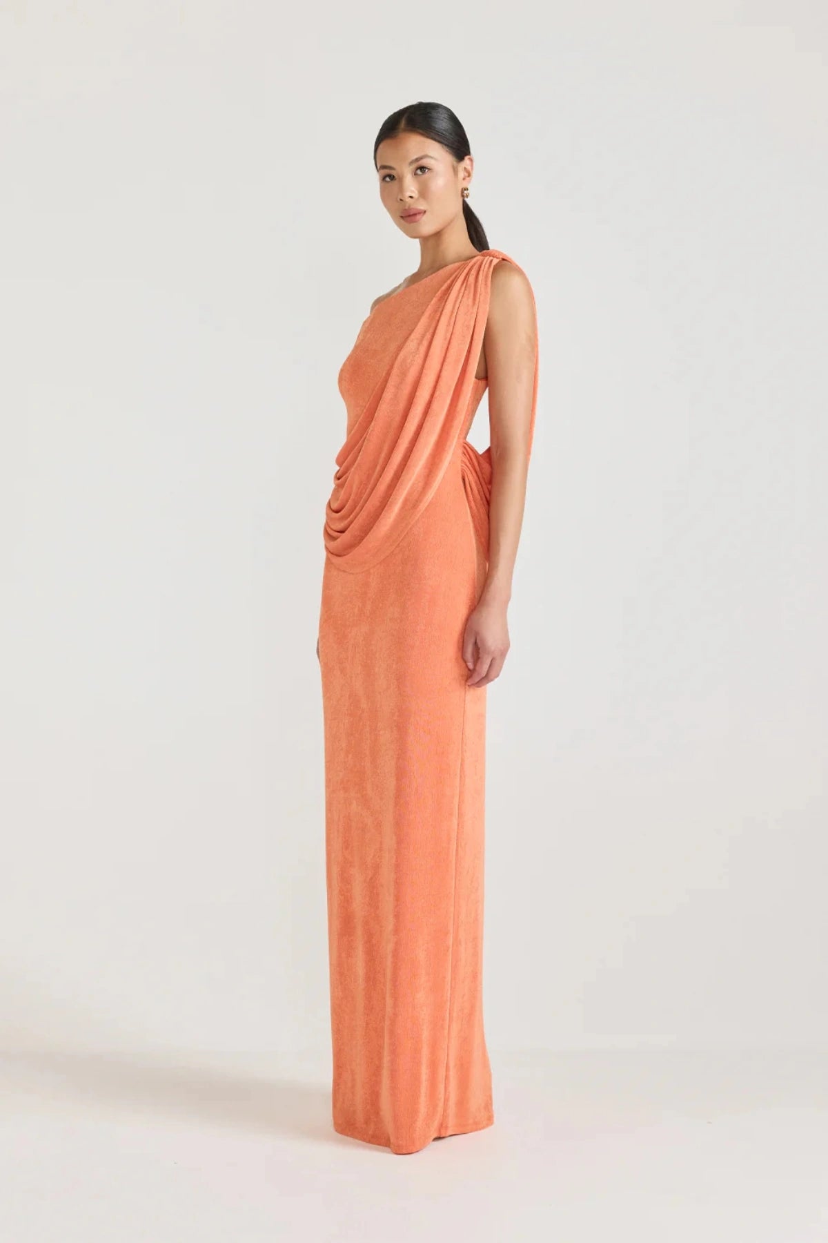 Caliste Dress Apricot by Tojhà, off-shoulder jersey maxi with draped detail and back split, a trendy piece perfect for weddings, events or chic evenings.