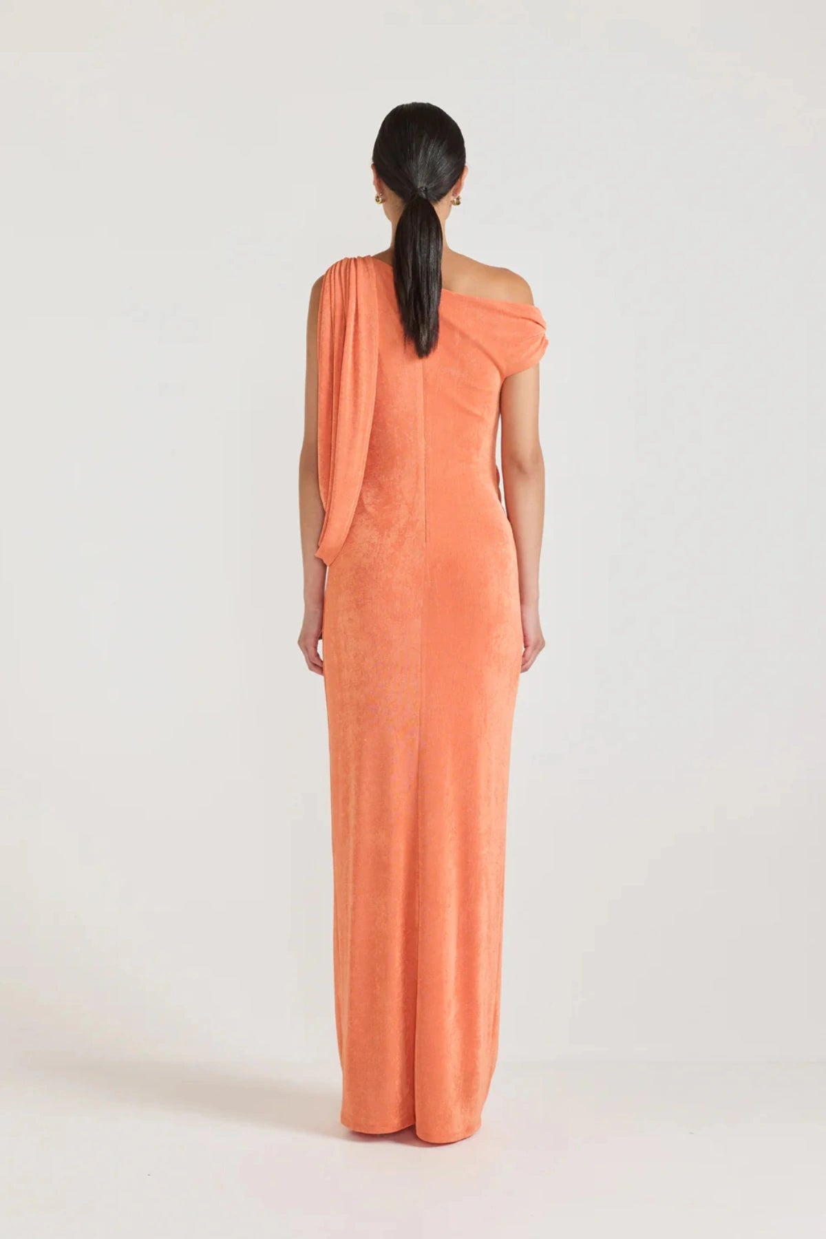 Caliste Dress Apricot by Tojhà, off-shoulder jersey maxi with draped detail and back split, a trendy piece perfect for weddings, events or chic evenings.