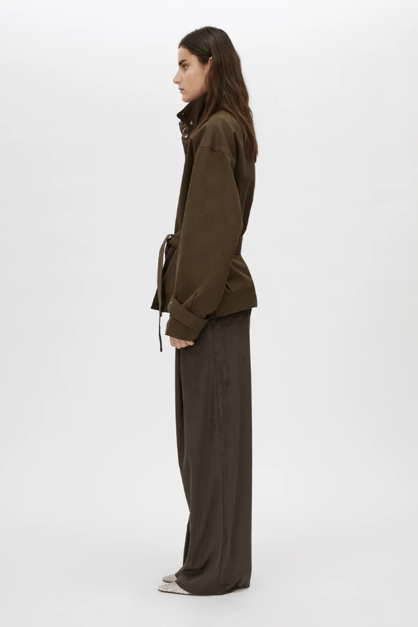 Tait Lounge Pant in Elm by Camilla and Marc, relaxed pant with deep pleats, slanted front pockets, back welt pockets, jigger button and hook-and-bar closure, crafted from 94% polyester and 6% elastane.