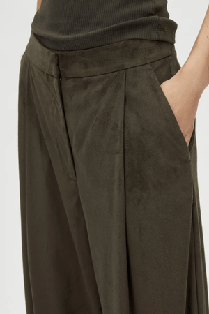Tait Lounge Pant in Elm by Camilla and Marc, relaxed pant with deep pleats, slanted front pockets, back welt pockets, jigger button and hook-and-bar closure, crafted from 94% polyester and 6% elastane.