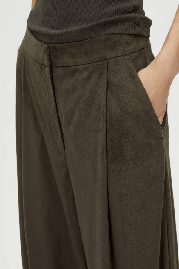 Tait Lounge Pant in Elm by Camilla and Marc, relaxed pant with deep pleats, slanted front pockets, back welt pockets, jigger button and hook-and-bar closure, crafted from 94% polyester and 6% elastane.