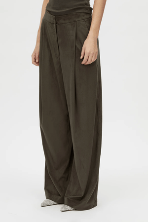 Tait Lounge Pant in Elm by Camilla and Marc, relaxed pant with deep pleats, slanted front pockets, back welt pockets, jigger button and hook-and-bar closure, crafted from 94% polyester and 6% elastane.