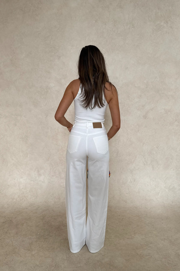Celine Jeans White by Sneaky Link – a high-stretch denim with flattering fit and clean finish. Perfect for everyday styling.