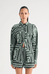 Chico Shirt Paisley by Pfeiffer – a relaxed shirt with removable belt and curved hem. Perfect for versatile styling.