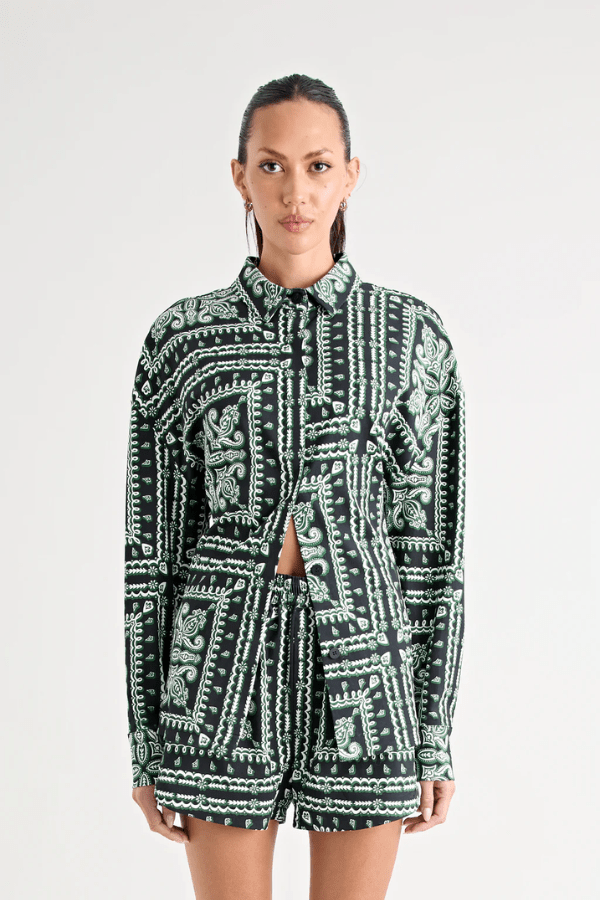 Chico Shirt Paisley by Pfeiffer – a relaxed shirt with removable belt and curved hem. Perfect for versatile styling.