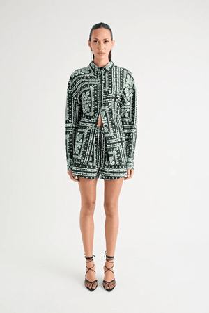 Chico Shirt Paisley by Pfeiffer – a relaxed shirt with removable belt and curved hem. Perfect for versatile styling.