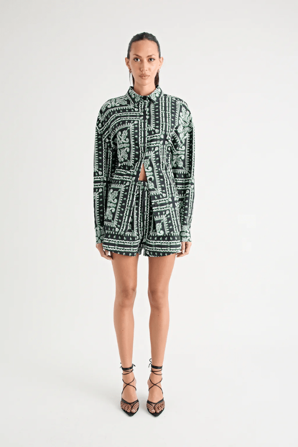 Chico Shirt Paisley by Pfeiffer – a relaxed shirt with removable belt and curved hem. Perfect for versatile styling.