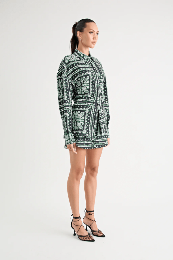 Chico Shirt Paisley by Pfeiffer – a relaxed shirt with removable belt and curved hem. Perfect for versatile styling.