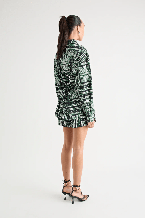 Chico Shirt Paisley by Pfeiffer – a relaxed shirt with removable belt and curved hem. Perfect for versatile styling.