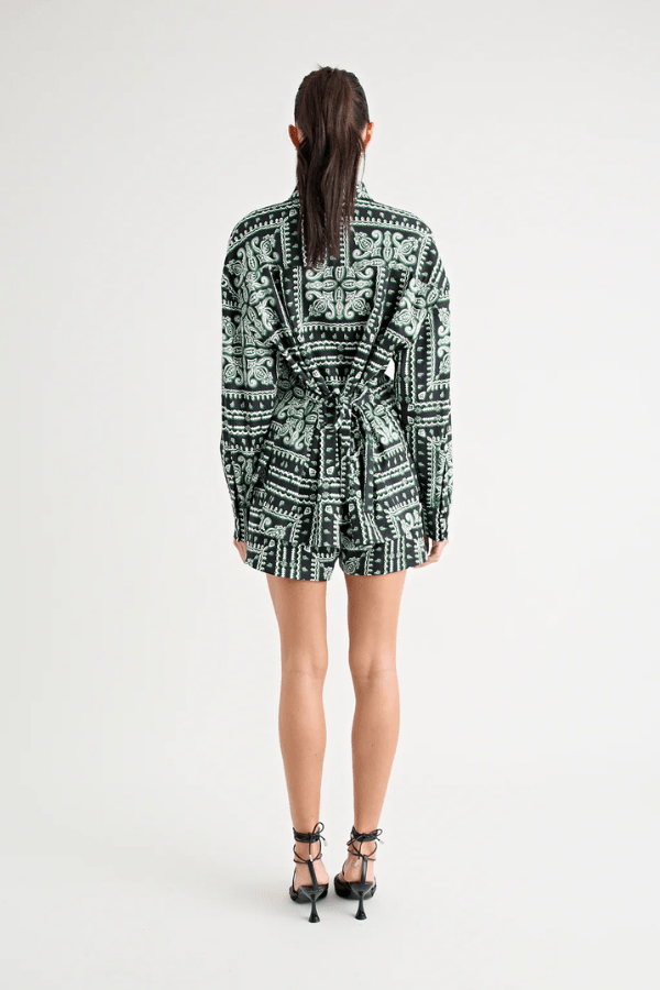 Chico Shirt Paisley by Pfeiffer – a relaxed shirt with removable belt and curved hem. Perfect for versatile styling.