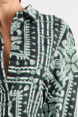 Chico Shirt Paisley by Pfeiffer – a relaxed shirt with removable belt and curved hem. Perfect for versatile styling.