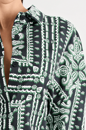Chico Shirt Paisley by Pfeiffer – a relaxed shirt with removable belt and curved hem. Perfect for versatile styling.
