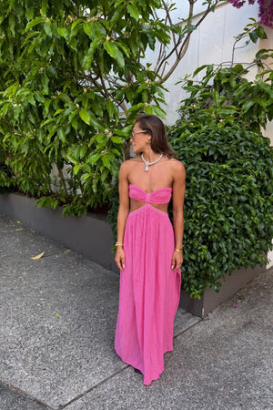 Chloe Dress Pink by D'Artemide – One-size cotton dress with ruched back, side split, low back detail, and soft pink elegance.