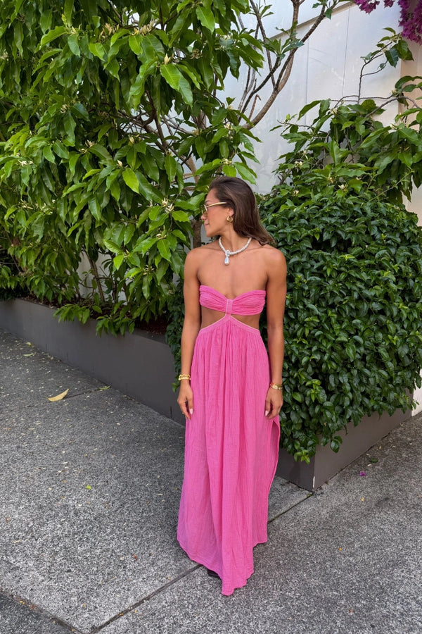 Chloe Dress Pink by D'Artemide – One-size cotton dress with ruched back, side split, low back detail, and soft pink elegance.