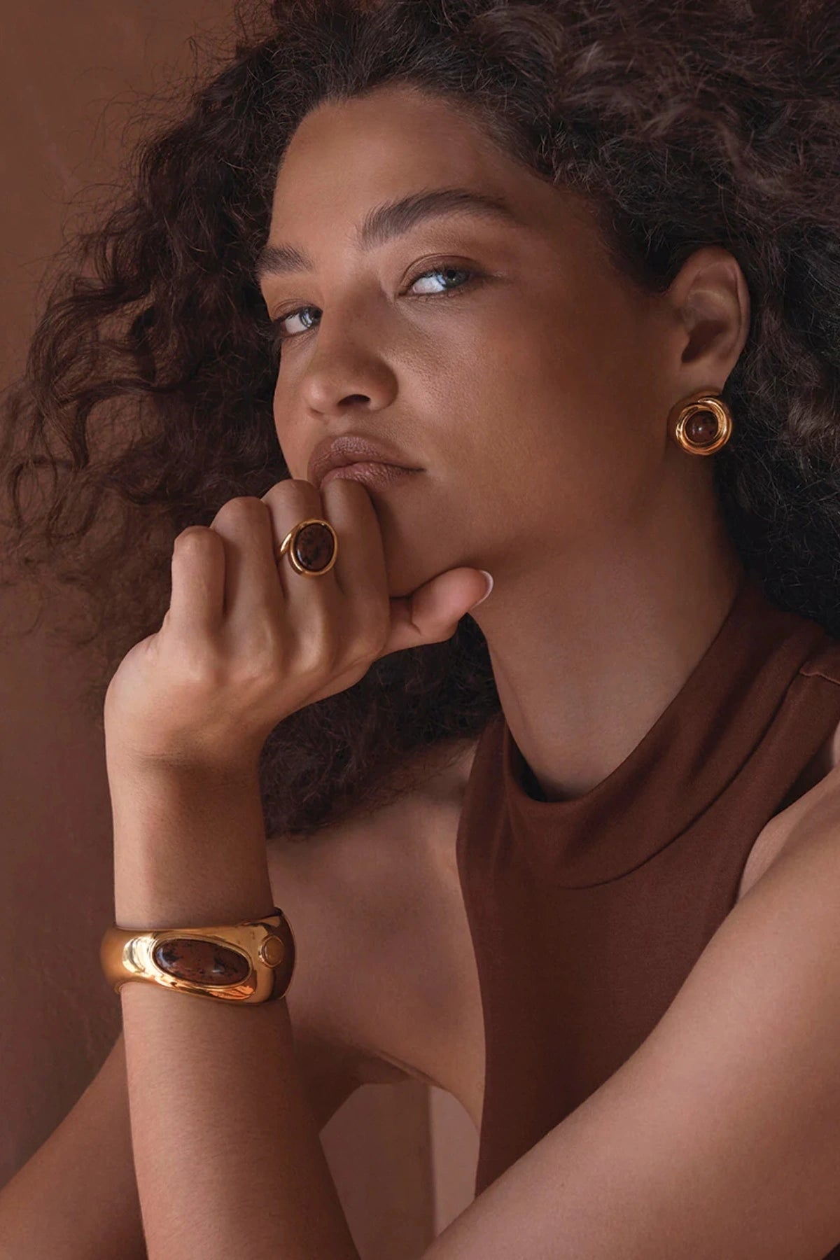 Como Bracelet Gold by Amber Sceats, gold-plated cuff with Red Mahogany and Orange Aventurine, a trendy piece perfect for elegant events or chic layering.