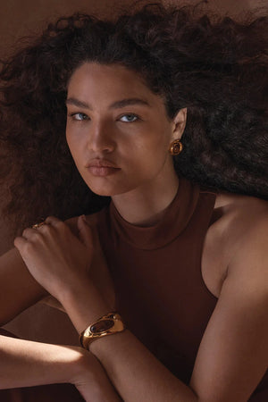 Como Bracelet Gold by Amber Sceats, gold-plated cuff with Red Mahogany and Orange Aventurine, a trendy piece perfect for elegant events or chic layering.