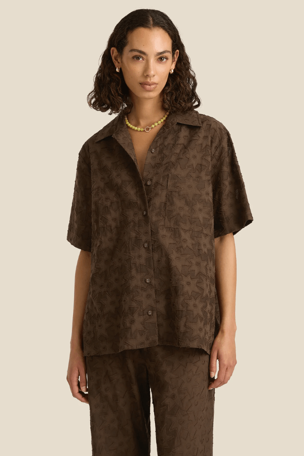 Darcy Shirt Aries by Soleil Soleil – an oversized shirt with star print and soft drape. Perfect for effortless styling.