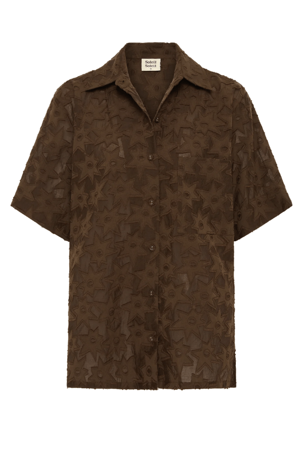 Darcy Shirt Aries by Soleil Soleil – an oversized shirt with star print and soft drape. Perfect for effortless styling.