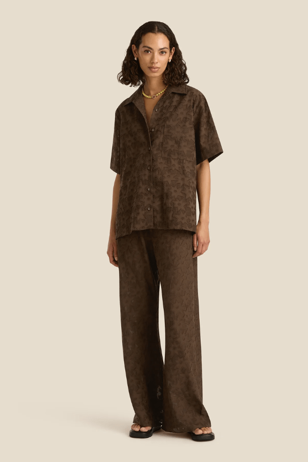 Darcy Shirt Aries by Soleil Soleil – an oversized shirt with star print and soft drape. Perfect for effortless styling.