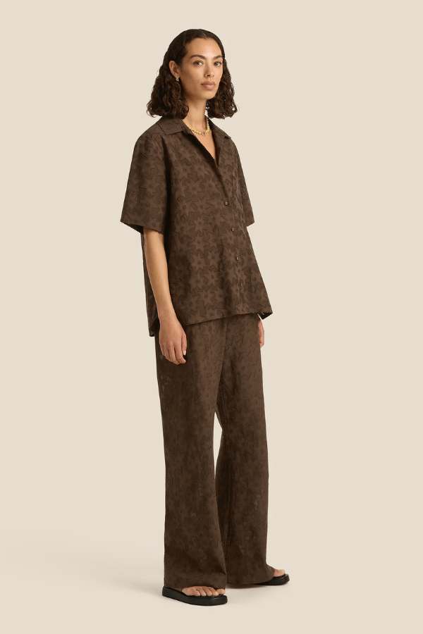 Darcy Shirt Aries by Soleil Soleil – an oversized shirt with star print and soft drape. Perfect for effortless styling.