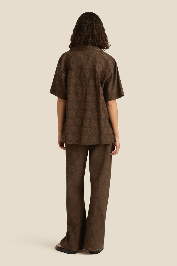 Darcy Shirt Aries by Soleil Soleil – an oversized shirt with star print and soft drape. Perfect for effortless styling.