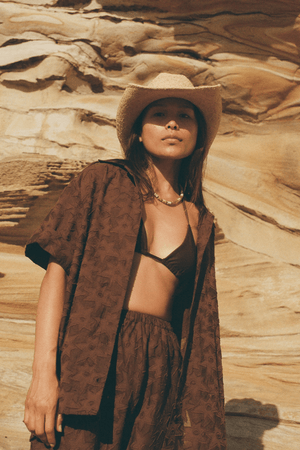 Darcy Shirt Aries by Soleil Soleil – an oversized shirt with star print and soft drape. Perfect for effortless styling.
