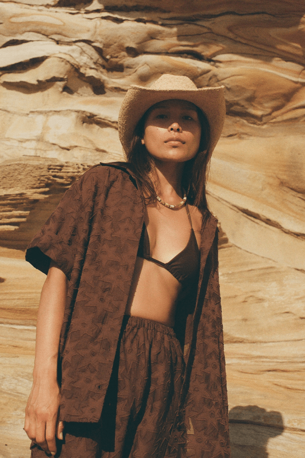 Darcy Shirt Aries by Soleil Soleil – an oversized shirt with star print and soft drape. Perfect for effortless styling.
