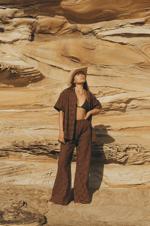 Darcy Shirt Aries by Soleil Soleil – an oversized shirt with star print and soft drape. Perfect for effortless styling.