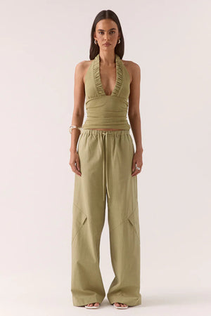 Dex Pant in Soft Khaki by Sovere – relaxed straight-leg pant with drawstring waist and utility pockets. Perfect for casual everyday wear.