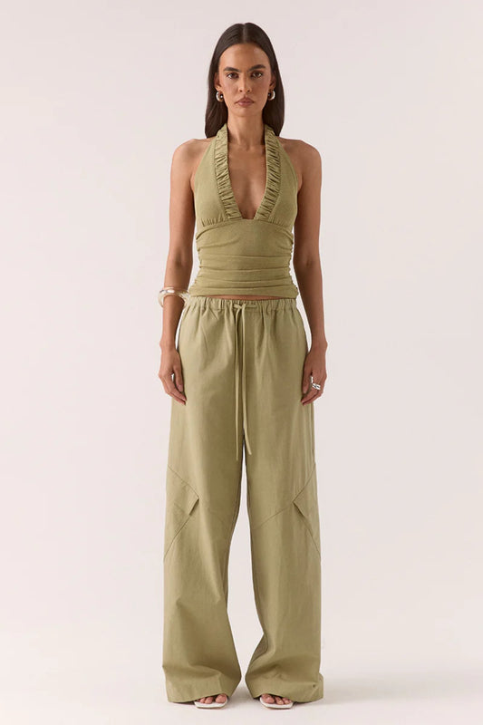 Dex Pant in Soft Khaki by Sovere – relaxed straight-leg pant with drawstring waist and utility pockets. Perfect for casual everyday wear.