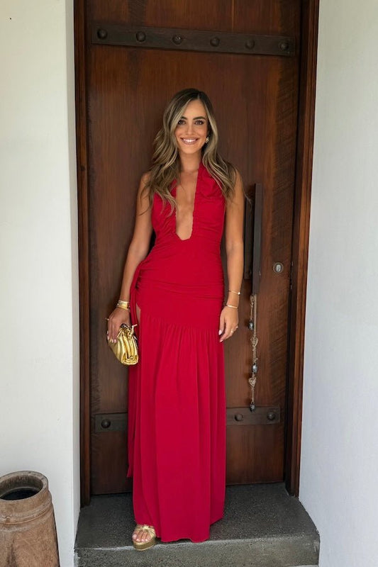 Dakota Pure Red by Deconduarte – Trendy fluid jersey dress with elastic neckline, fitted belt skirt, side slit, and lettuce-edge hem, perfect for confident, carefree occasions.